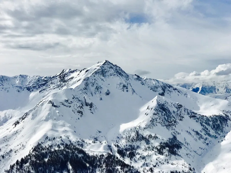 Besneeuwde berghellingen en bergtoppen.