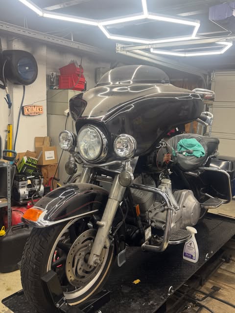 Een zwarte Harley-Davidson in Krimkes werkplaats