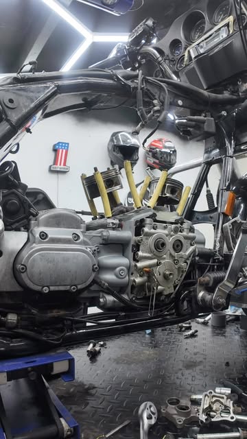 Geopend Harley-motorblok en onderdelen tijdens onderhoud