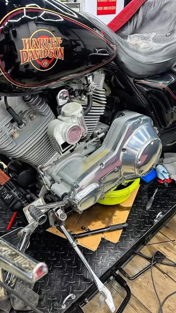 Harley-Davidson tank en motorblok van dichtbij