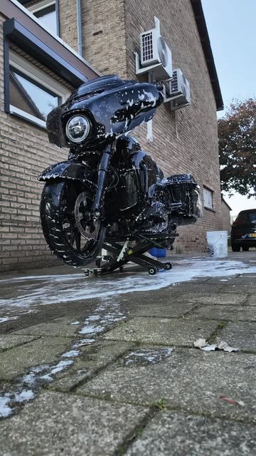 Zwarte Harley-Davidson buiten, uit Krimkes eigen fotocollectie
