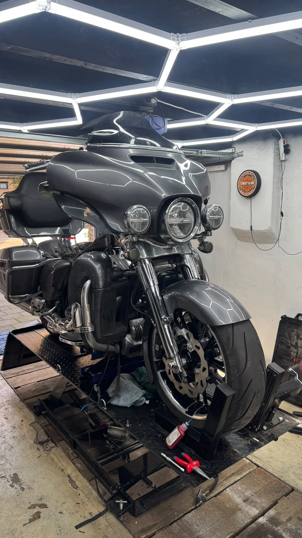 Harley-Davidson in de werkplaats van Krimke, op de werkbrug voor remmenservice