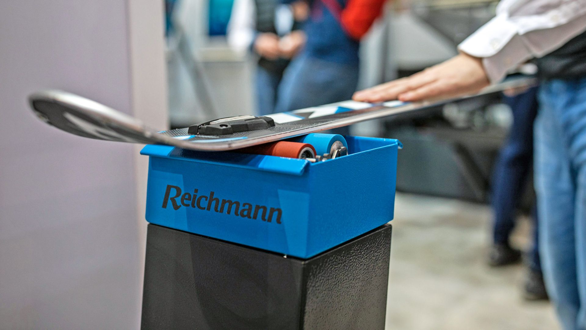 Reichmann-machine behandelt het belag van een ski